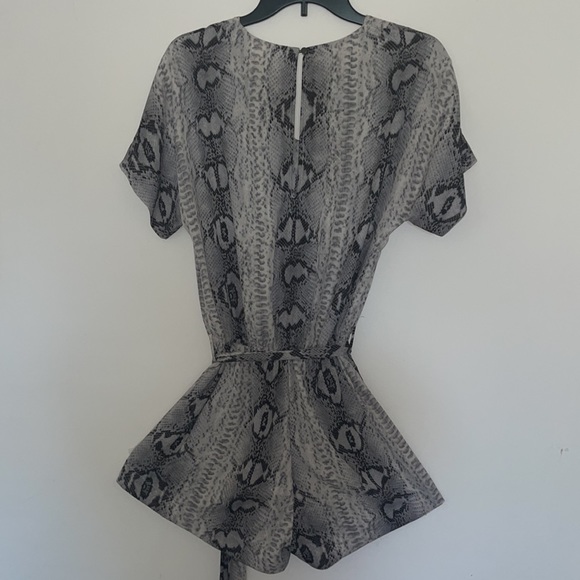 Pants Store Shorts Romper Python Print Size Medium - Picture 2 of 6